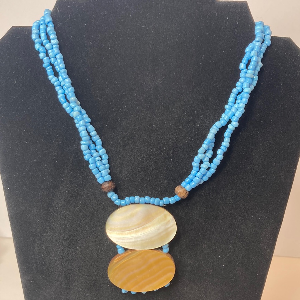 17 Pale Light Spring Blue Beaded Necklace With Drop Accent 15$